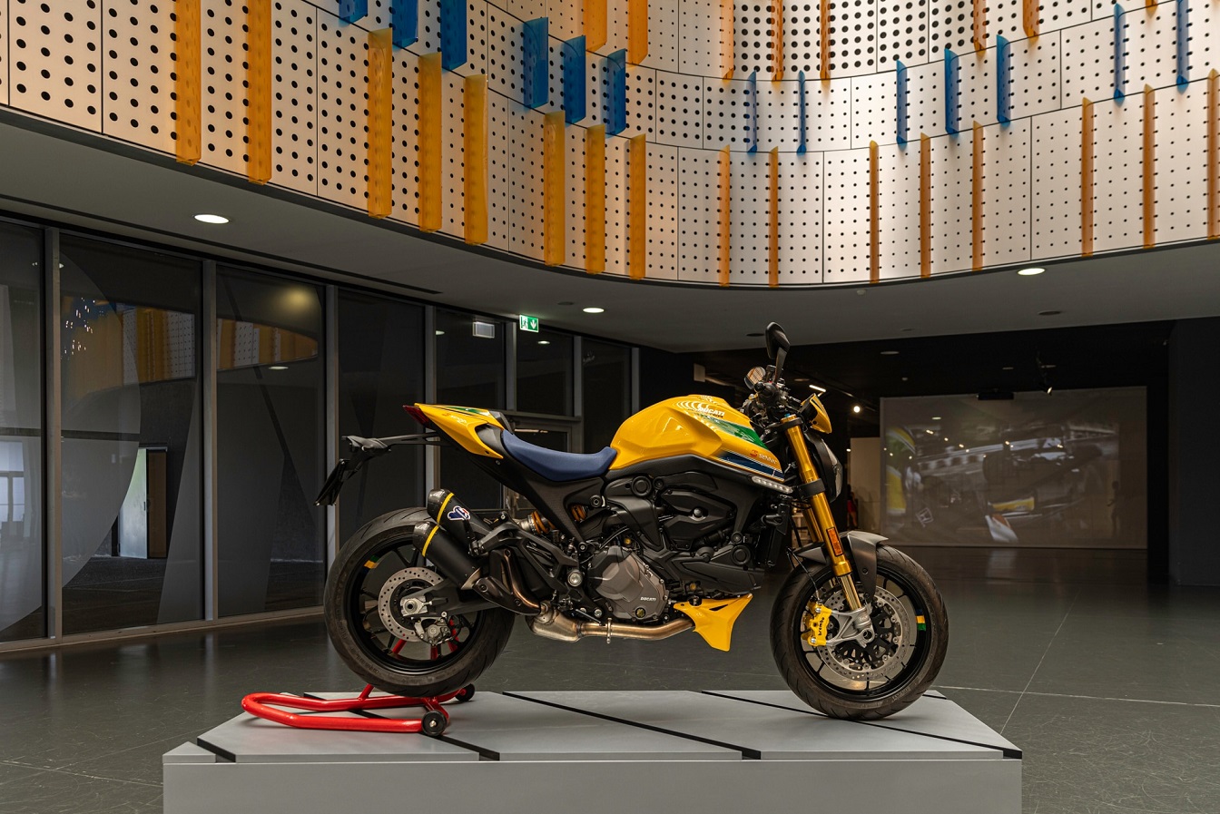 LA MONSTER SENNA PROTAGONISTA DELLA MOSTRA SUL GRANDE PILOTA AL MUSEO DELL’AUTO DI TORINO.