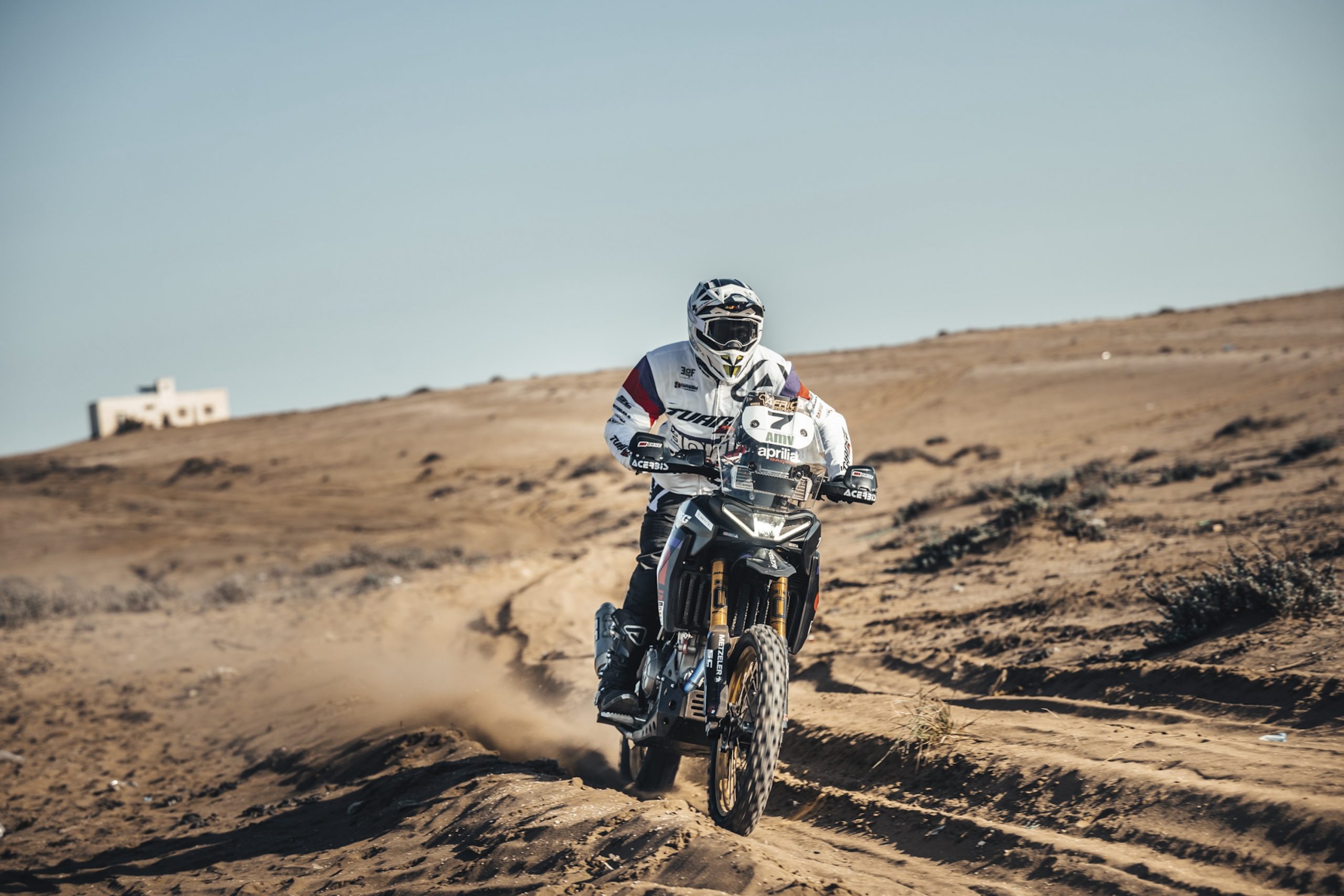 CERUTTI, SU APRILIA TUAREG, AL COMANDO NELLA PRIMA TAPPA DELL’AFRICA ECO RACE!